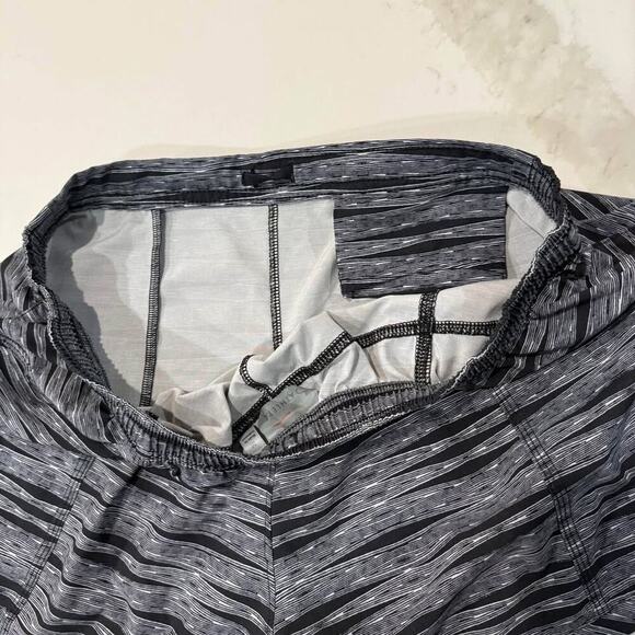 Athleta Ariel Stellar Shorts Women's Medium Gray/Black Running Workout Pockets - Picture 6 of 7